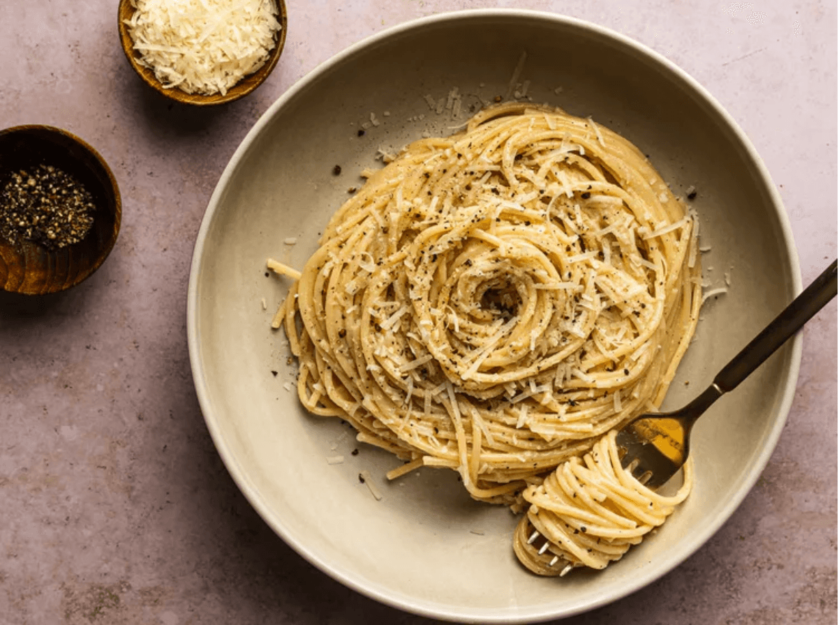 Cacio e Pepe (Spaghetti With Black Pepper and Pecorino Romano)