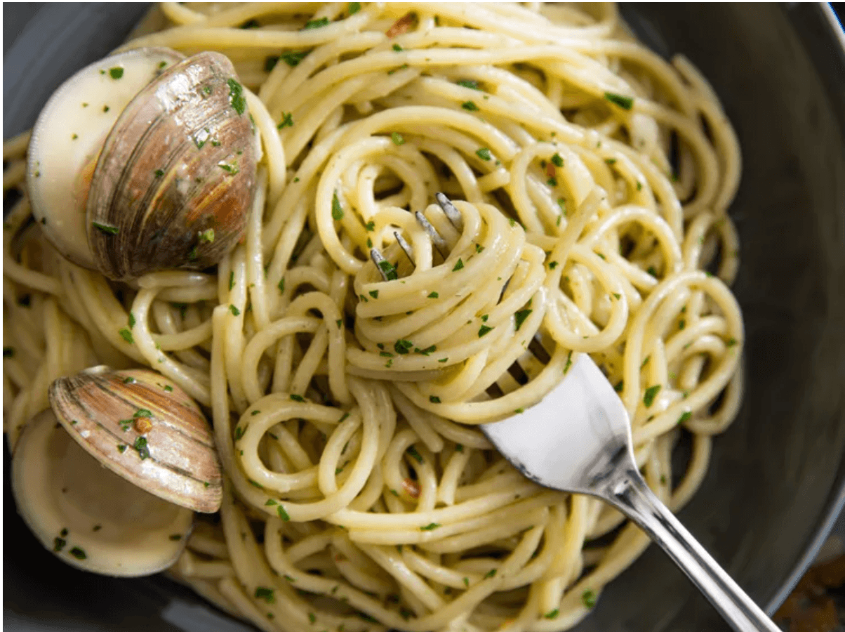Spaghetti Alle Vongole in Bianco (Spaghetti With White Clam Sauce)